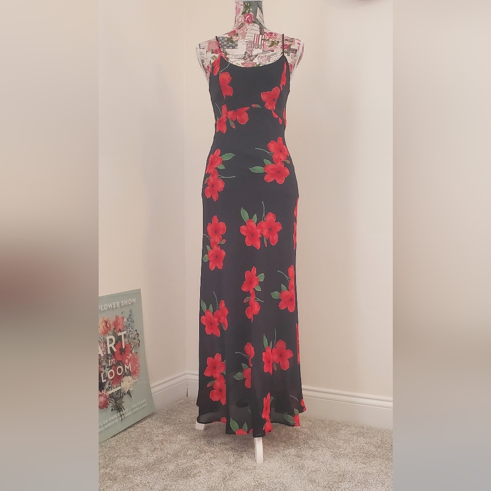 Elegant Black and Red Floral Formal w/ Shawl